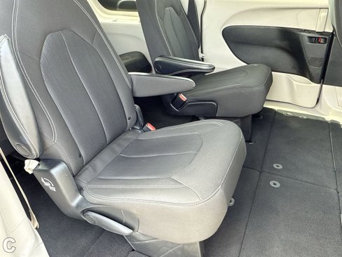 Used 2022 Chrysler Voyager LX image 23