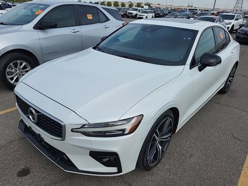 Used 2019 Volvo S60 T6 R-Design image 1