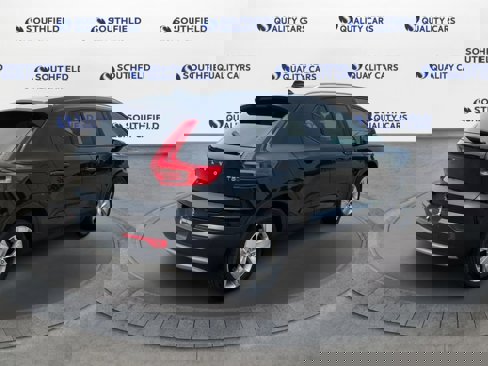 Used 2021 Volvo XC40 T5 Momentum image 7