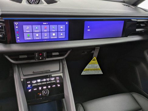 New 2024 Porsche Macan 4 Electric image 15