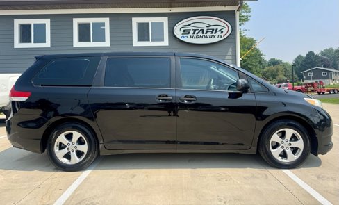 Used 2014 Toyota Sienna L image 1