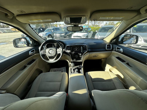Used 2017 Jeep Grand Cherokee Laredo w/ Quick Order Package 2BE image 24
