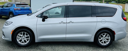 Used 2024 Chrysler Pacifica Touring-L image 5