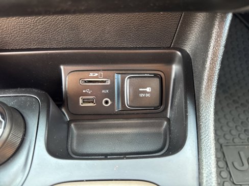 Used 2016 Jeep Cherokee 75th Anniversary image 39
