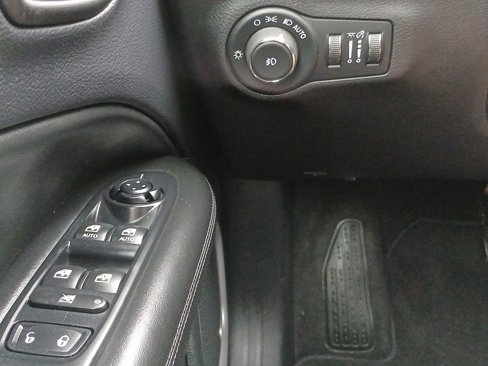 Used 2018 Jeep Compass Latitude w/ Popular Equipment Group image 18