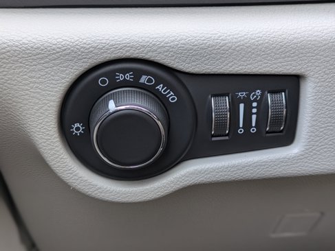 Used 2020 Chrysler Voyager Lxi image 19