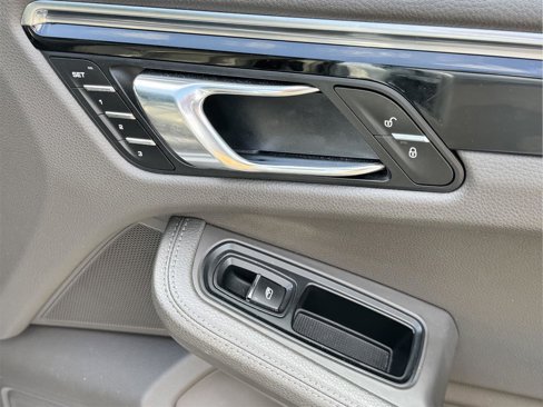Used 2016 Porsche Macan S image 20