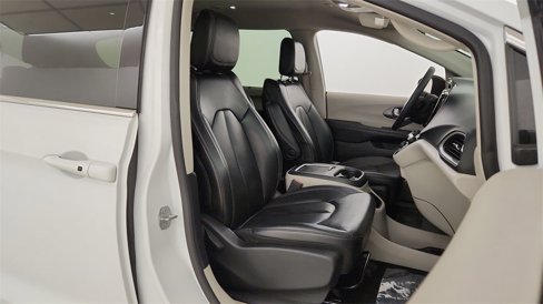 Used 2023 Chrysler Pacifica Touring-L image 34
