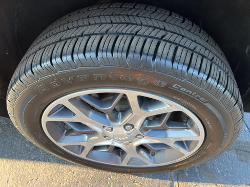Used 2019 Jeep Grand Cherokee Limited image 12