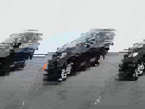 Used 2022 Chrysler Voyager LX image 4