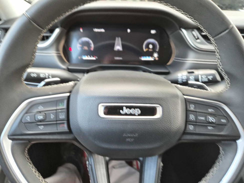 Used 2023 Jeep Grand Cherokee Laredo image 9