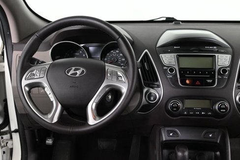 Used 2010 Hyundai Tucson Limited image 3