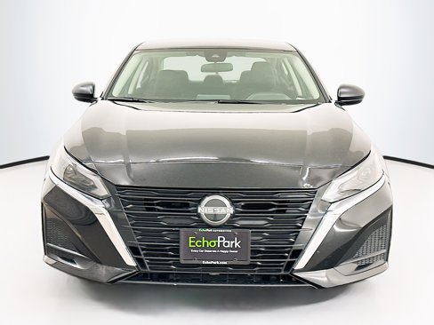 Used 2024 Nissan Altima 2.5 SV image 2