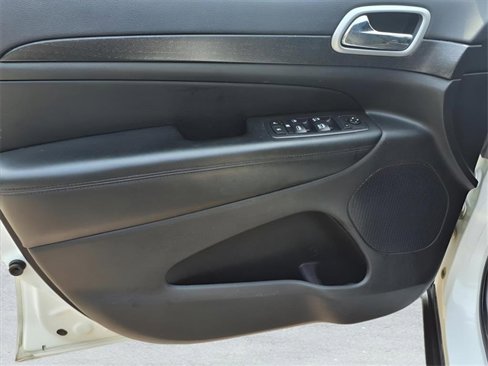 Used 2018 Jeep Grand Cherokee Laredo image 12