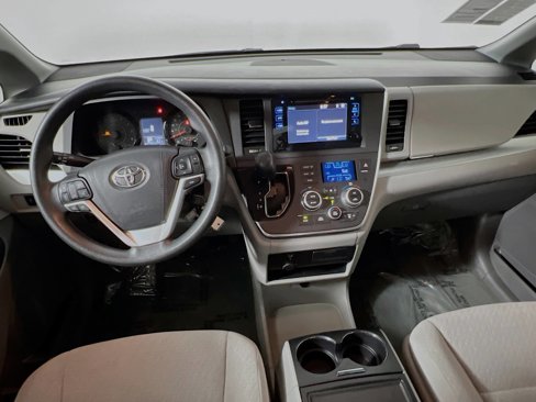 Used 2015 Toyota Sienna LE image 29