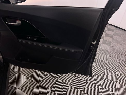 Used 2022 Kia Niro EX image 35