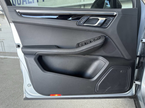 Used 2023 Porsche Macan Turbo image 16