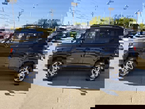 Used 2019 Jeep Renegade Latitude w/ Cold Weather Group image 6