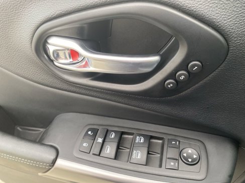Used 2022 Jeep Cherokee Limited w/ Mopar Interior Package image 21