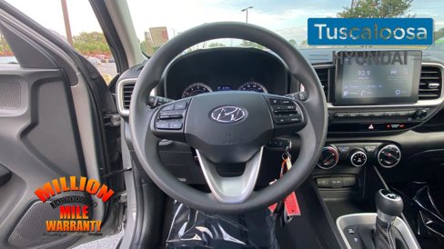 Used 2022 Hyundai Venue SE image 17
