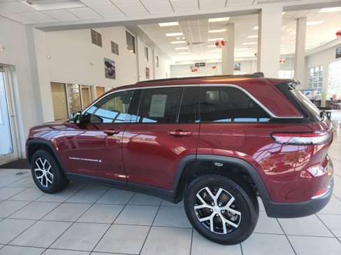 Certified 2024 Jeep Grand Cherokee Limited image 9
