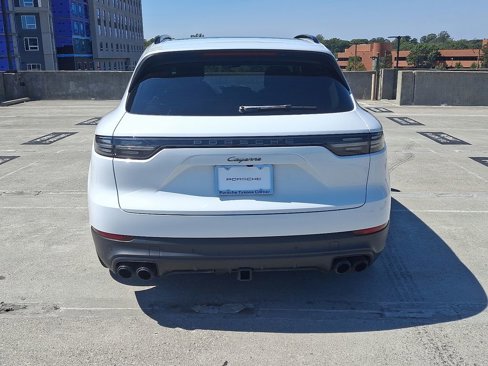 Certified 2023 Porsche Cayenne Platinum Edition image 9