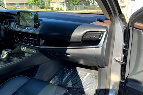 Used 2023 Nissan Rogue SL w/ SL Premium Package image 16
