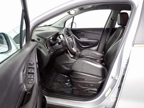 Used 2019 Chevrolet Trax LT w/ LT Convenience Package image 18