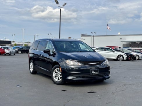 Used 2017 Chrysler Pacifica LX image 2