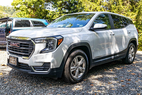 Used 2022 GMC Terrain SLE image 3