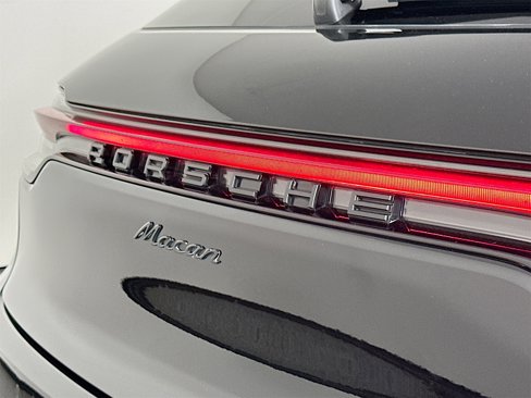 Certified 2020 Porsche Macan image 17