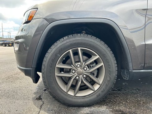 Used 2016 Jeep Grand Cherokee Laredo 75th Anniversary image 10