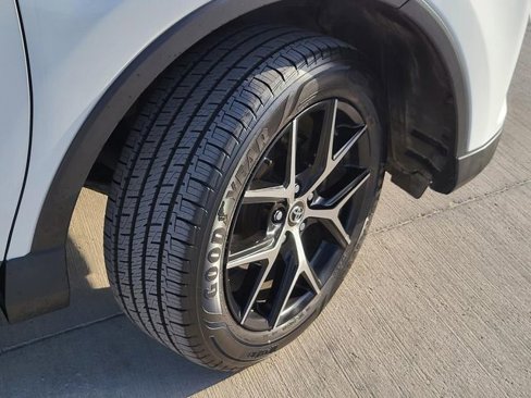 Used 2018 Toyota RAV4 SE image 6