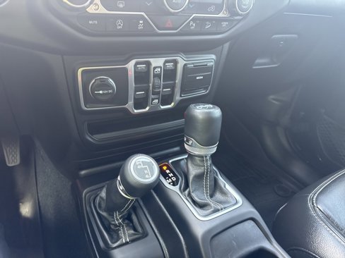 Used 2018 Jeep Wrangler Unlimited Sahara image 9