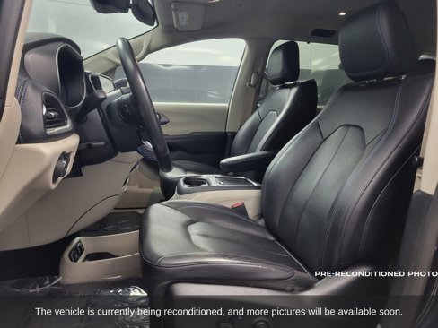 Used 2021 Chrysler Pacifica Touring-L image 5