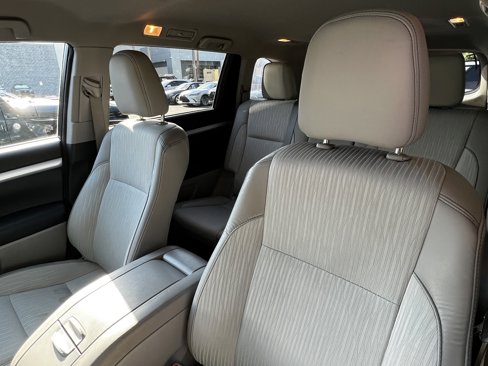 Used 2015 Toyota Highlander LE image 18