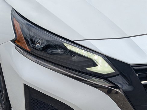 Used 2023 Nissan Altima 2.5 SR w/ SR Premium Package image 10