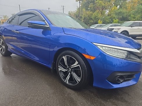 Used 2017 Honda Civic Touring image 3