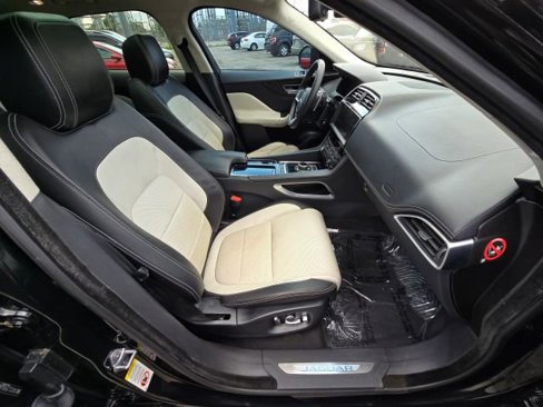 Used 2018 Jaguar F-PACE R-Sport image 11