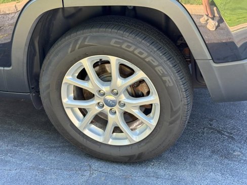 Used 2015 Jeep Cherokee Latitude w/ Safety Group image 5