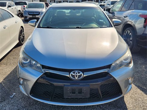 Used 2015 Toyota Camry SE image 2