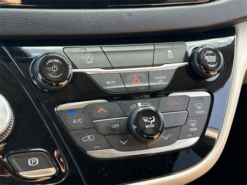 Used 2020 Chrysler Voyager Lxi image 21