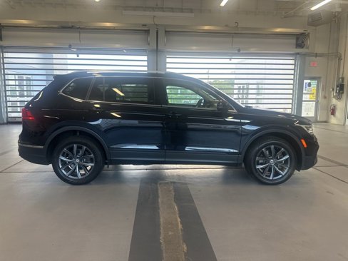 Used 2022 Volkswagen Tiguan SE w/ Panoramic Sunroof Package image 6