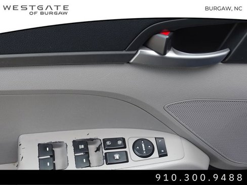 Used 2017 Hyundai Elantra SE image 19