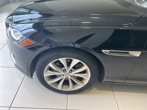 Used 2018 Jaguar XF Premium image 17