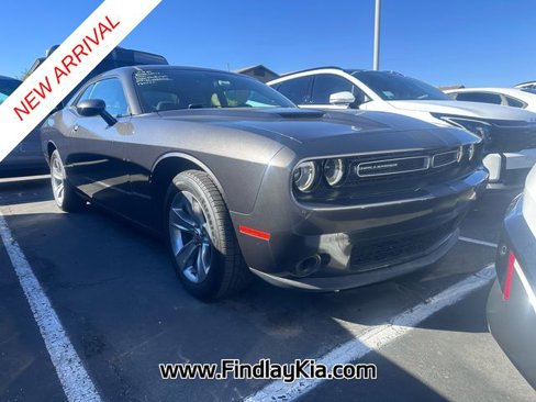 Used 2018 Dodge Challenger SXT image 2