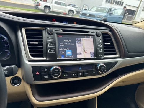 Used 2019 Toyota Highlander XLE image 16