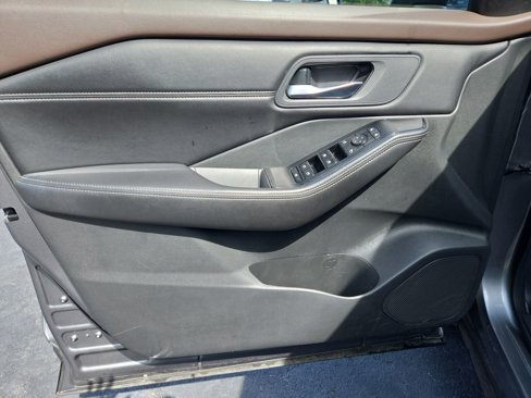 Used 2023 Nissan Rogue SV image 12