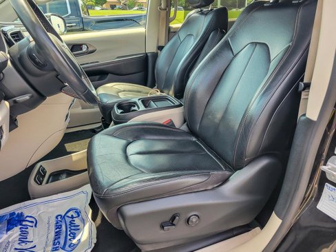 Used 2020 Chrysler Pacifica Touring-L image 8