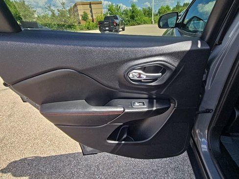 Used 2019 Jeep Cherokee Trailhawk w/ Cold Weather Group image 36